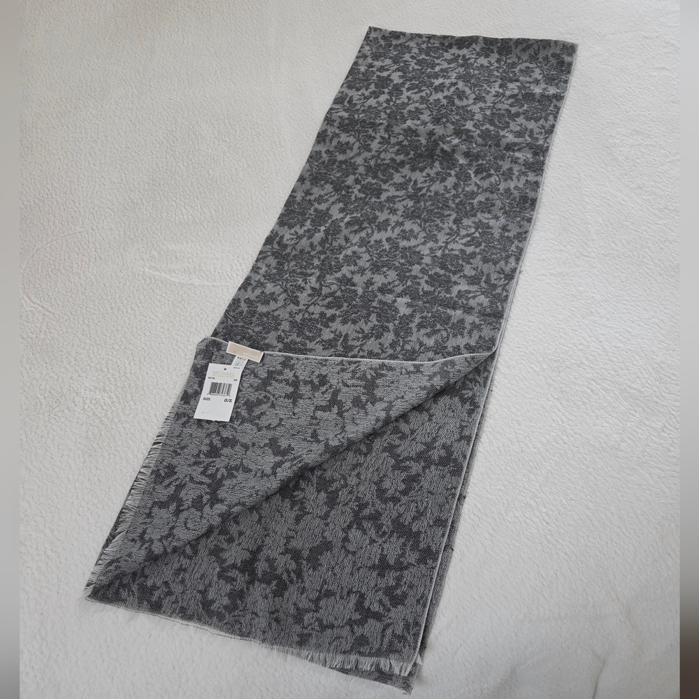 Michael Kors ✨️ Women's Elegant Gray Patterned Scarf